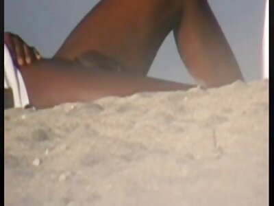 La bella cagna video matura pelosa Lorena Garcia si sdraia sul pavimento per ottenere un orgasmo.