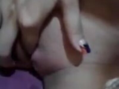 Una giovane bellezza è andata in campeggio con un ragazzo ed è donne mature e pelose stata scopata tra i pini.