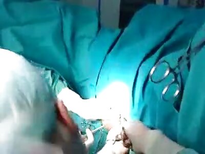 Il ragazzo sostituisce il suo cazzo con la troie pelose mature mano e lo infila nel culo della donna che scopa.