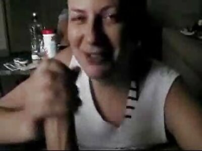 Un tizio calvo picchia una ragazza russa mature pelose nell'ano e le finisce in gola.