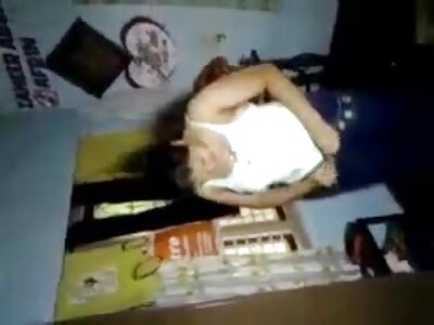 Un uomo ha portato due video donne mature pelose puttane tettone in natura e le ha scopate nel bagagliaio.